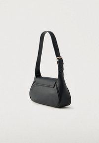 Czarna skórzana torebka o teksturowanym wykończeniu, zaokrąglonym kształcie i pojedynczym regulowanym pasku z elementami w kolorze złotym.