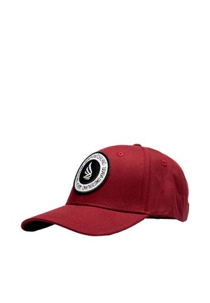 Rote Baseballkappe mit einem runden schwarz-weißen Aufnäher mit Text und einem stilisierten Blattmotiv auf dem Frontpanel.