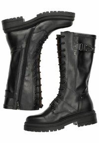 Bottes noires en cuir montant jusqu'au genou avec une finition texturée, dotées d'une fermeture à glissière, d'un design à lacets et d'une semelle en caoutchouc robuste avec des crampons.