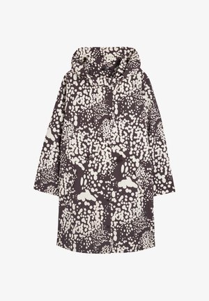 Płaszcz w wielokrotnych wzorach z ciemnobrązowym tłem i białymi abstrakcyjnymi kształtami, z kapturem i bocznymi kieszeniami. Wykonany z teksturowanej tkaniny.