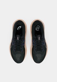 Sorte svarte joggesko med mesh-overdel, med blå detaljer, en polstret rosa mellomsåle og en mønstret yttersåle, designet for komfort.