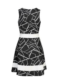 Robe noire avec un motif géométrique blanc, sans manches, et une taille blanche, dotée d'une jupe évasée et d'une fermeture éclair cachée au dos.