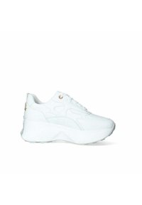 Sneaker bianca con un design spesso, parte superiore strutturata con accenti lisci e suola spessa con un delicato motivo; occhietti metallici sui lacci.
