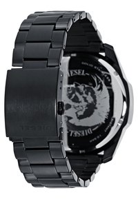 Reloj de acero inoxidable negro con un diseño elegante, que cuenta con una pulsera de eslabones, caja cuadrada y un gráfico de león grabado en la parte posterior.