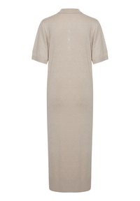 Knælang, beige strikket kjole med korte ærmer og polo krave, der har en let tekstureret overflade og lige form.