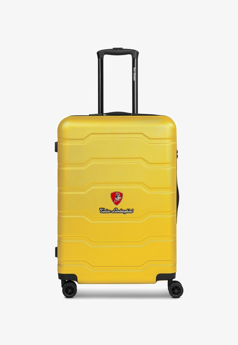 Gelbe Hartschalenreisetasche mit strukturierter Oberfläche, vertikalen Rillen, einem herausziehbaren Griff und vier schwarzen Rädern. Logo auf der Vorderseite.