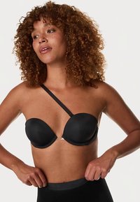 Zwarte strapless beha met gevormde cups, voorzien van een enkele verstelbare band, gladde textuur en subtiele glans op de stof.