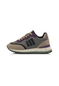 Zapatillas de encaje con una parte superior de malla negra, detalles en ante topo, superposiciones moradas y una suela intermedia moteada con detalles en verde.