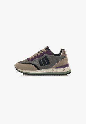 Sneaker con lacci caratterizzate da una tomaia in mesh nero con accenti in suede taupe, sovrapposizioni viola e una suola intermedia maculata con dettagli verdi.