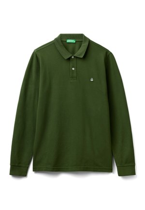 Polo a maniche lunghe verde in cotone, con colletto classico, tre bottoni e un piccolo logo ricamato sul petto.