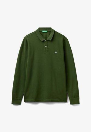 Polo a maniche lunghe verde in cotone, con colletto classico, tre bottoni e un piccolo logo ricamato sul petto.