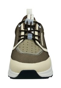 Sportliche Schuhe mit einem braunen Mesh-Obermaterial und beigen Akzenten, einer strukturierten Sohle und integrierten Schnürsenkeln, die durch einen Toggle zur Anpassung der Passform gesichert sind.