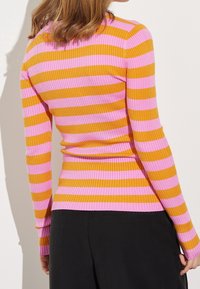 mbyM Sweter