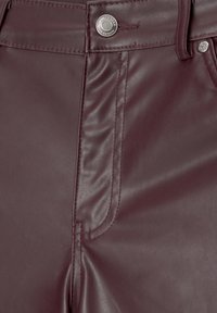 Bordeauxkleurige pantalon van nep leer met een gladde textuur, opvallende stiksels en een zilveren knoopsluiting in de taille.