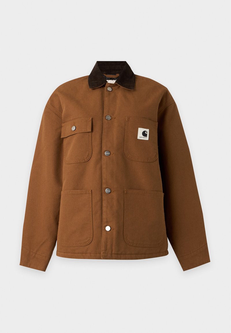 Giacca marrone con bottoni, colletto scuro, quattro tasche frontali e logo Carhartt sulla tasca superiore destra del petto.