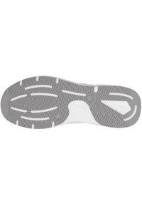 Šedá guma podrážky s herringbone vzorem, s bílým akcentem a malým logem. Design zdůrazňuje trakci a odolnost.