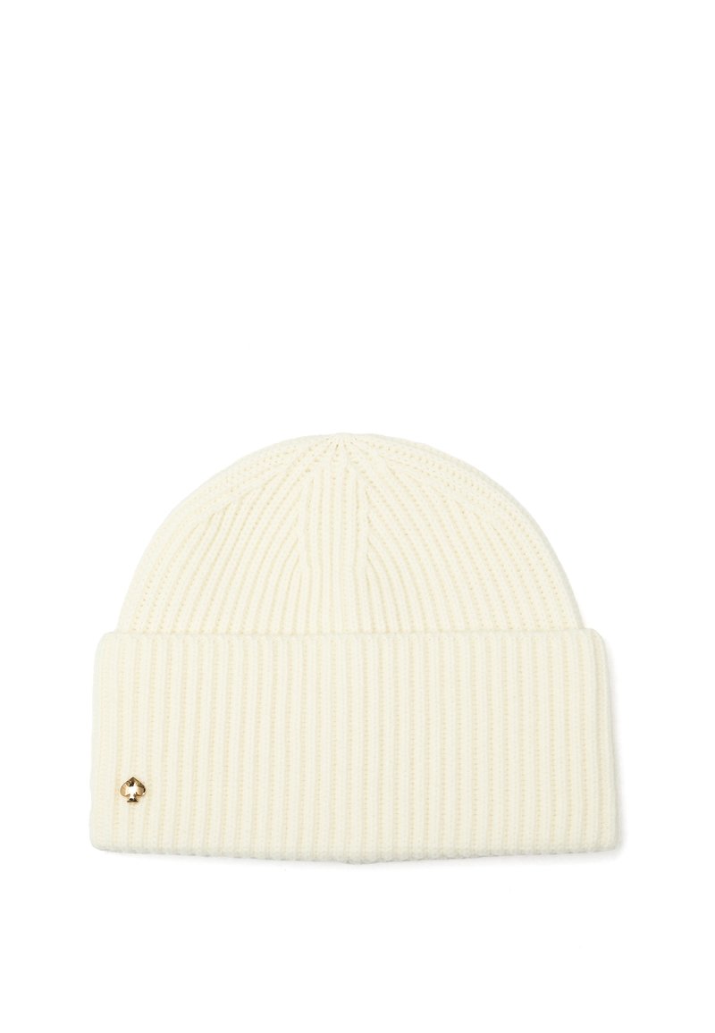 Cremefarvet ribstrikket beanie med ombukket manchet og et lille metallisk spadeemblem på manchetens venstre side.