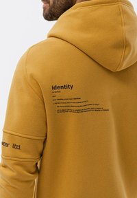 Ombre WITH PRINTS  - Sudadera con cremallera - mustard