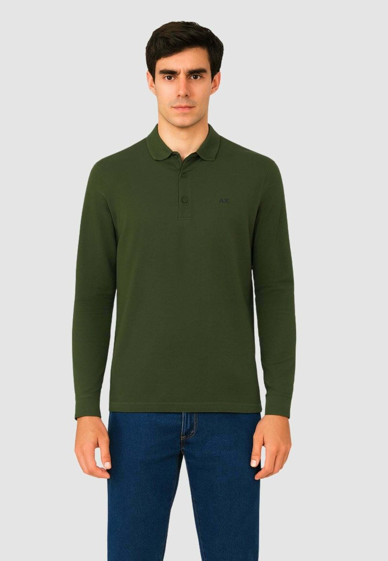 Polo a maniche lunghe di colore verde scuro, in tessuto di cotone, con colletto, sbottonatura e un piccolo logo nero sul lato sinistro del petto.