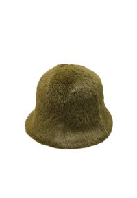Oliwkowy kapelusz typu bucket z futra sztucznego, z zaokrąglonym wierzchem i miękką teksturą, z szerokim rondem i bezszwowym wykończeniem.