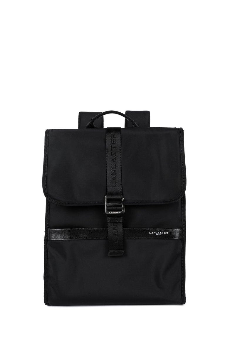 Sac à dos en nylon noir avec un design structuré, doté d'une fermeture à rabat, d'une boucle en métal et d'une poche avant avec un logo mat.
