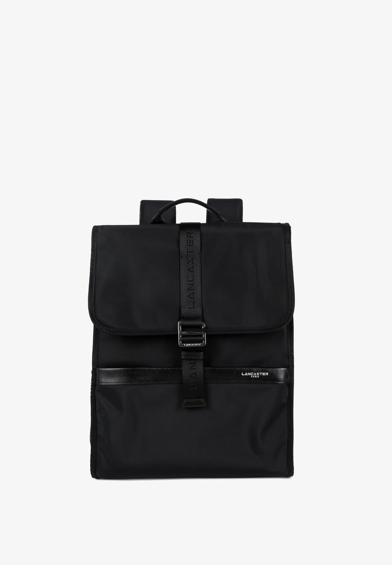 Sac à dos en nylon noir avec un design structuré, doté d'une fermeture à rabat, d'une boucle en métal et d'une poche avant avec un logo mat.
