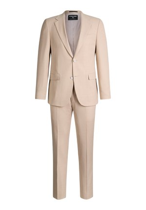Beiger Zweiknopf-Anzug mit Kerbkragen, Pattentaschen und passenden Hosen, auf einfarbig weißem Hintergrund dargestellt.