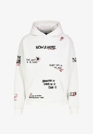 Weißer Hoodie mit schwarzen und roten handgeschriebenen motivierenden Sprüchen sowie abstrakten roten und schwarzen grafischen Symbolen, die vorne und auf den Ärmeln verteilt sind.
