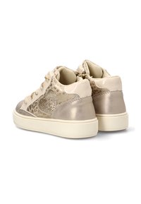 Zapatillas altas en beige y dorado metálico con detalles de corazón brillante, acentos de estampado de leopardo, cordones en crema y suelas de goma blancas.