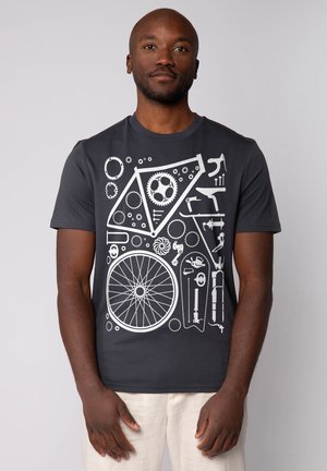 Donkergrijze T-shirt met een wit grafisch ontwerp van fietsonderdelen, gereedschap en tandwielen, met een ronde halslijn en korte mouwen.