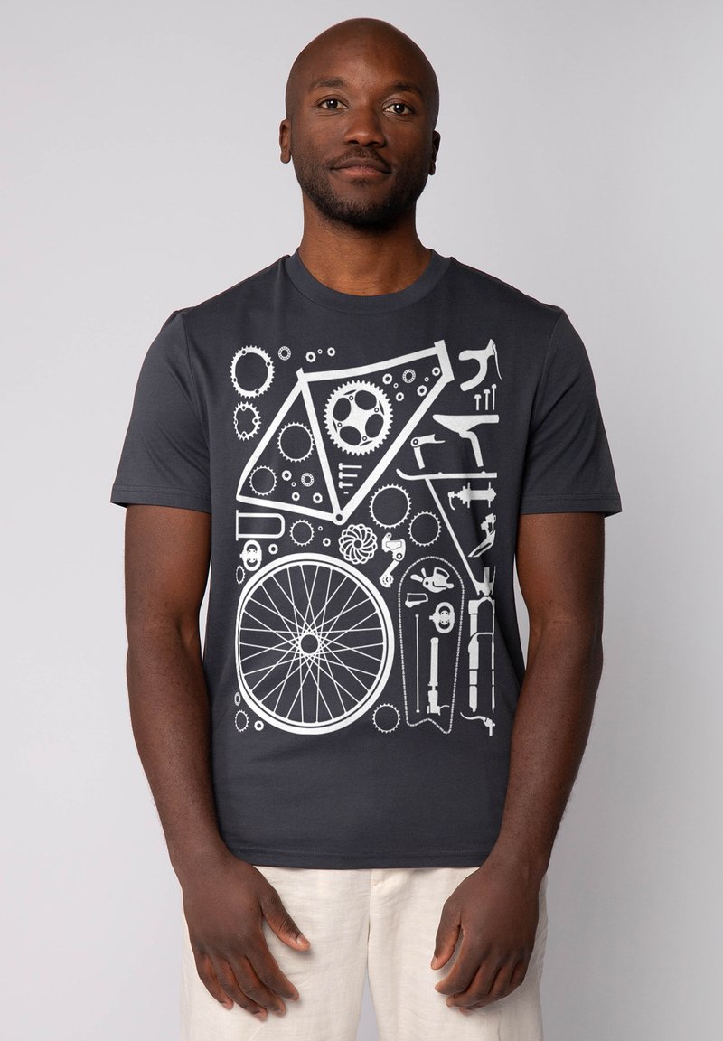 Un T-shirt gris foncé avec un design graphique blanc représentant des pièces de bicyclettes, des outils et des engrenages, avec un col rond et des manches courtes.
