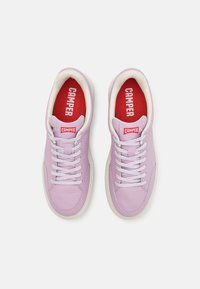 Sneakers di pelle lilla con suole bianche, lacci piatti e suole interne rosse. Logo "CAMPER" presente sulla linguetta e sulle suole interne.