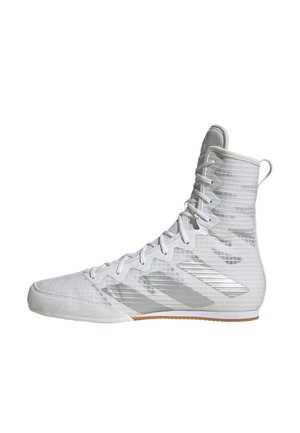 Weißer hoher Sportschuh mit silbernen Streifen, Schnürdesign und strukturierter Sohle auf weißem Hintergrund.