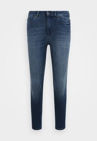 Jeans de ganga skinny-fit azul escuro com um ligeiro desbotamento, cinco bolsos e um fecho dezip padrão com botão. Textura suave e design simples.