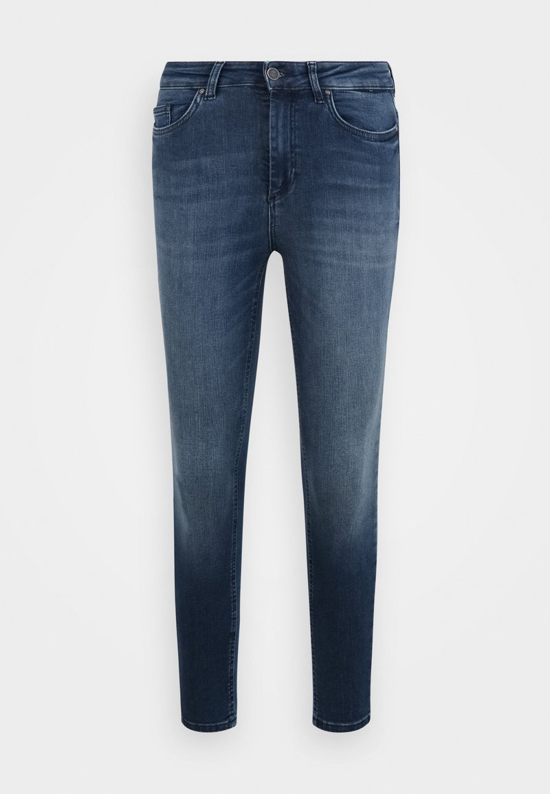 Jeans de ganga skinny-fit azul escuro com um ligeiro desbotamento, cinco bolsos e um fecho dezip padrão com botão. Textura suave e design simples.