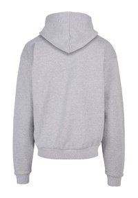 Sudadera gris con capucha ajustable, puños acanalados y dobladillo. Fabricada en un tejido suave con una textura lisa, presenta un diseño sencillo.