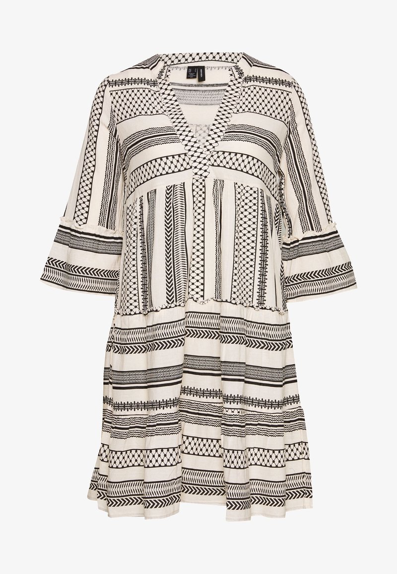 Robe à motifs noir et blanc avec un décolleté en V, des manches courtes évasées, une jupe superposée et divers motifs géométriques.
