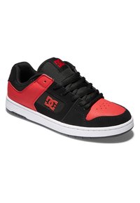 Sneaker nere e rosse con una tomaia in pelle liscia e tessuto, punta rotonda, lacci e una suola in gomma bianca con grip testurizzato.