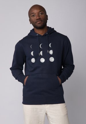 Marineblauwe hoodie gemaakt van een katoenen blend stof, met een maanfase grafiek in het wit, een kenguroezak en een trekkoordkap.