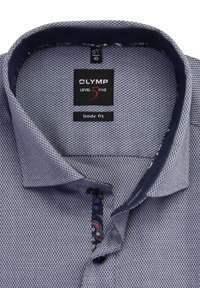 Camicia a righe blu navy e bianca con colletto button-down, dotata di una fodera floreale a contrasto e etichetta "OLYMP LEVEL 5" all'interno.