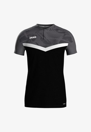 Schwarzes Sport-T-Shirt mit einem grauen gemusterten oberen Bereich, weißem Chevron-Streifen, kurzen Ärmeln und Rundhalsausschnitt.