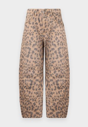 Pantalon large taille haute avec motif léopard marron et noir, passants de ceinture, bouton frontal et coutures visibles aux genoux.