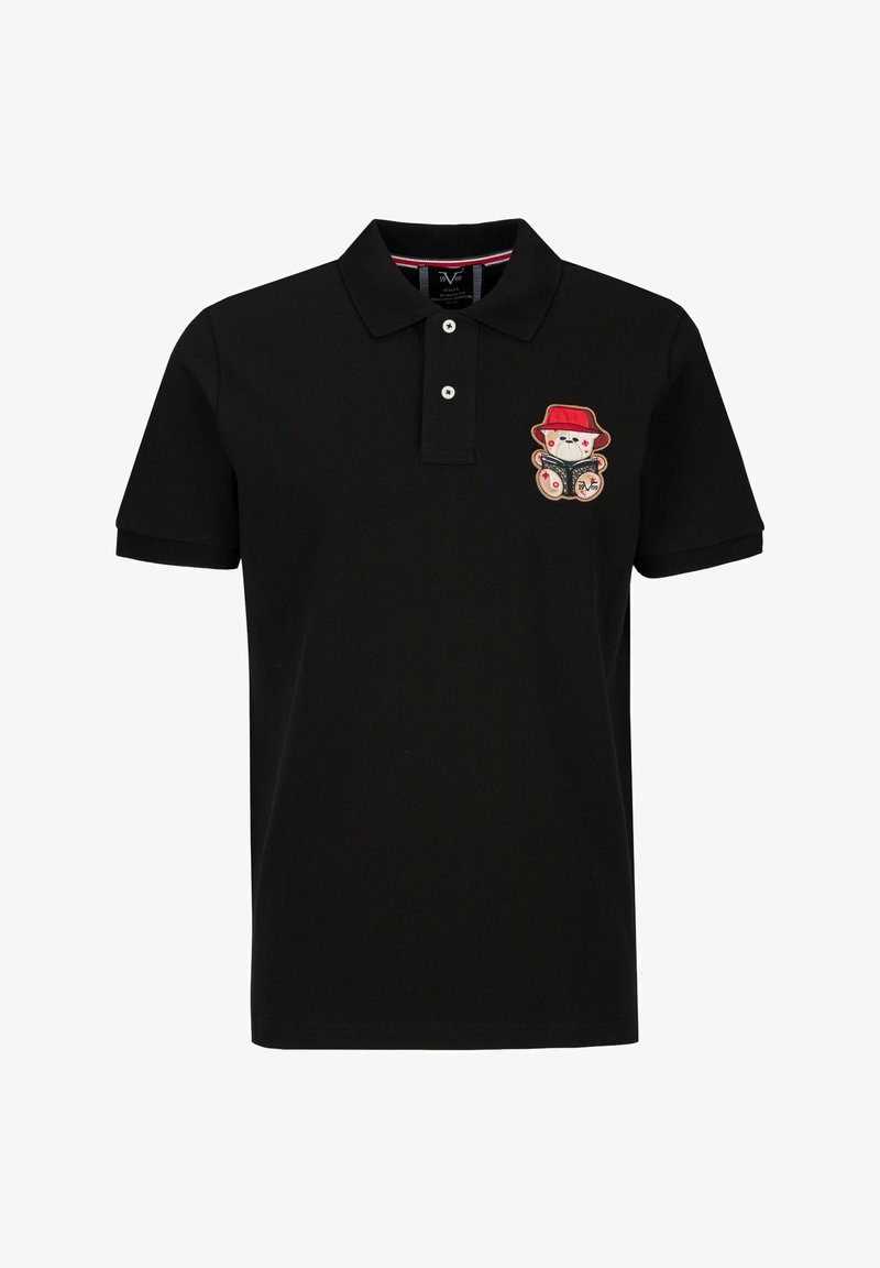 Schwarzes Poloshirt mit Kragen, auf dem eine rote und weiße Bärenstickerei mit rotem Hut zu sehen ist. Hergestellt aus Baumwolle, mit klassischem Knopfverschluss.