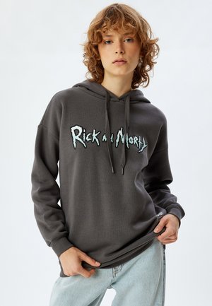 Sudadera gris oscuro con un gráfico frontal que presenta "Rick y Morty" en azul. Tiene un bolsillo canguro y capucha con cordones. Corte casual.