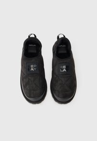 Czarne buty wsuwane z fakturowanej zamszowej skóry, z pikowanym wzorem, gumową podeszwą i wyrazistą naszywką z logo na cholewie.