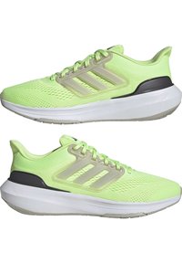 Limegrüne Sportschuhe mit einem Obermaterial aus Mesh, ausgestattet mit drei weißen Streifen, einem Kunststoffüberzug und einer weißen Sohle mit strukturiertem Grip.