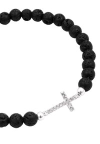 Armband av svarta lavastenar med ett silverfärgat kors med rhinestones, rund metallisk detalj och en texturerad yta.