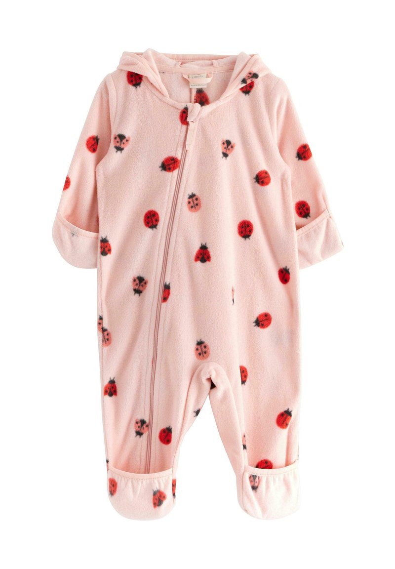 Combinaison en polar rose avec une fermeture éclair à l'avant, dotée d'une capuche et de poignets retournés, ornée d'un motif de coccinelles noires et rouges.