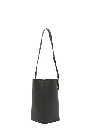 Borsa tote in pelle nera con una finitura testurizzata, dotata di una lunga tracolla regolabile e di una silhouette geometrica e strutturata.