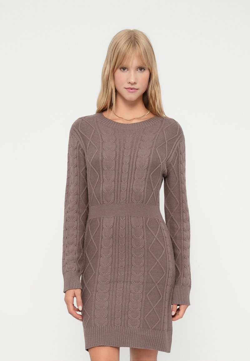 Rochie tricotată în nuanță taupe, cu mâneci lungi, decolteu rotund, tiv elastic și modele texturate din tricot cablu. Siluetă ajustată.